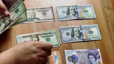 Masadaki farklı ülkelerin para ve banknotları