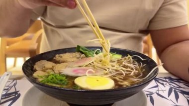 Asya yemeği, pirinç eriştesi, domuz eti, tavuklu erişte.