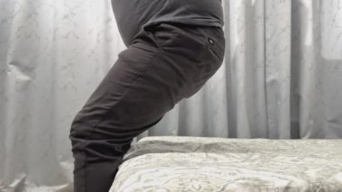 Evdeki spor salonunda egzersiz yapan genç bir kadın.