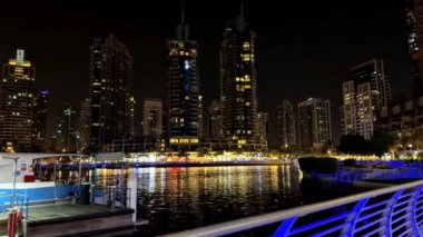 Dubai, uae - Kasım 310, 2017: Gökdelenleri ve ışıkları olan Dubai marinasının gece manzarası.