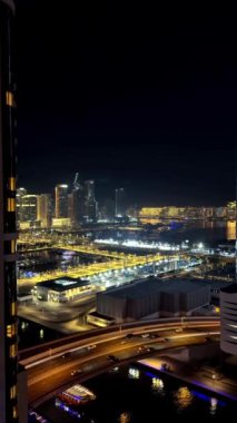 Dubai, uae - Kasım 13, 22 0 0: 00 Akşamları Dubai yat limanı ve otel manzarası. Dubai bir lüks.