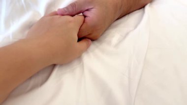 Genç çift yatakta yatıyor, yakın plan.