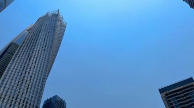 Şehrin modern binası