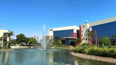 IBM Dubai Ltd. IBM Stüdyoları, teknolojik yeniliklerin evi. IT altyapı hizmetlerinin Kyndryl sağlayıcısı. Modern bir binanın şirket logosu. Yüksek kalite 4k görüntü