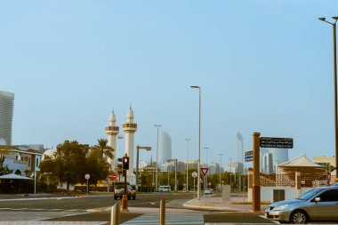 Gündüz vakti Abu Dabi şehir sokakları. Yüksek kalite fotoğraf