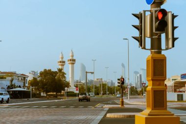 Gündüz vakti Abu Dabi şehir sokakları. Yüksek kalite fotoğraf