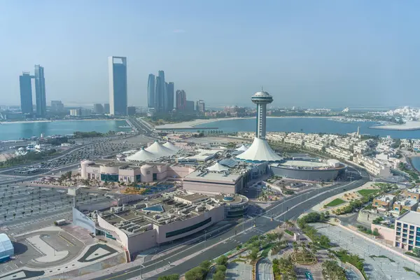 Abu Dabi şehir manzarası tepeden. Yüksek kalite fotoğraf