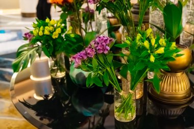 Otel kompleksinde çiçek aranjmanı. Yüksek kalite fotoğraf