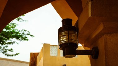 Duvarda eski bir lamba, doğu kemerleri, Katara 'nın etnik köyünün sokağı. Yüksek kalite fotoğraf