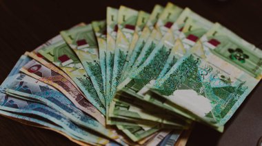 Katarlı bir riyal banknot, makro yakın çekim, Katar parası yakın plan. Yüksek kalite fotoğraf