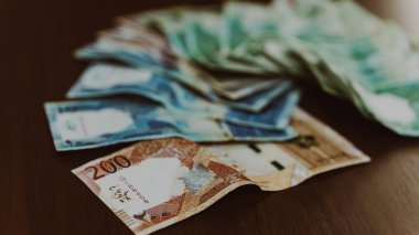 Katarlı bir riyal banknot, makro yakın çekim, Katar parası yakın plan. Yüksek kalite fotoğraf