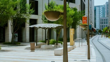 Bir binanın ön cephesi, gökyüzü olan modern şehir manzarası. Yüksek kalite fotoğraf