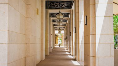 Bir binanın ön cephesi, gökyüzü olan modern şehir manzarası. Yüksek kalite fotoğraf