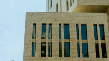 Bir binanın ön cephesi, gökyüzü olan modern şehir manzarası. Yüksek kalite fotoğraf