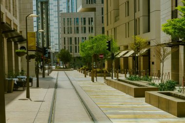 Bir binanın ön cephesi, gökyüzü olan modern şehir manzarası. Yüksek kalite fotoğraf