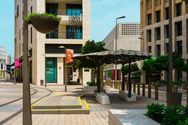 Bir binanın ön cephesi, gökyüzü olan modern şehir manzarası. Yüksek kalite fotoğraf