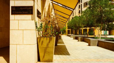 Bir binanın ön cephesi, gökyüzü olan modern şehir manzarası. Yüksek kalite fotoğraf