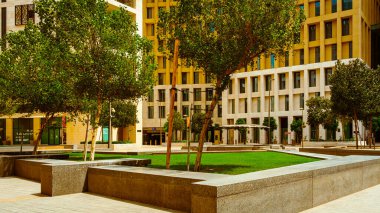 Bir binanın ön cephesi, gökyüzü olan modern şehir manzarası. Yüksek kalite fotoğraf