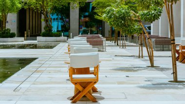 Masa ve sandalyeler terasta, açık büfe masaları ve sandalyeler. Yüksek kalite fotoğraf