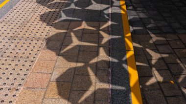 Modern bir şehirde güneş gözlüğü. Yüksek kalite fotoğraf