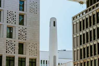 Modern şirket mimarisi, iş ve başarı konseptine sahip şehir manzaralı ofis binaları. Yüksek kalite fotoğraf
