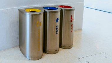 Farklı malzemelerin geri dönüşümü için farklı renkte çöp kutularını kapat. Medya. Geri dönüşüm kutusuna plastik şişe atan bir adam, ekoloji kavramı, plastik için atık ayırma noktası. Yüksek kalite fotoğraf
