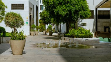 Modern şirket mimarisi, iş ve başarı konseptine sahip şehir manzaralı ofis binaları. Yüksek kalite fotoğraf