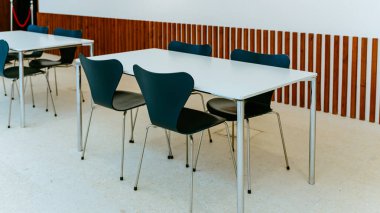 Modern bir kafede sandalye ve masa.