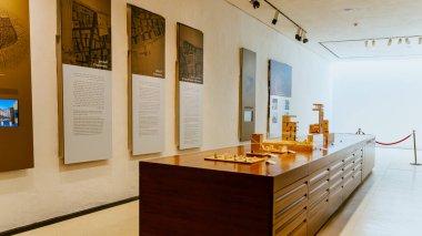 Modern bir binanın içinde.