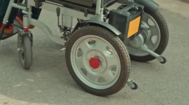Mutlu, engelli bir kadın rahat evinde rahat bir tekerlekli sandalyede oturuyor gülümsüyor ve kameraya bakıp gülümsüyor. Yüksek kalite 4k görüntü