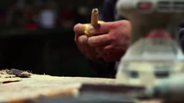 # Adam bir parça odun yapıyor #