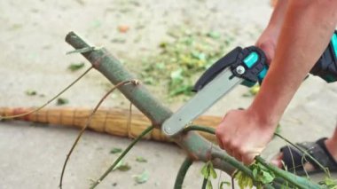 Bir budama makinesini kesmek