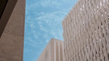 Gündoğumunda Batı Körfezi ve Doha Şehir Merkezi 'nin ufuk çizgisi, Katar. Yüksek kalite fotoğraf