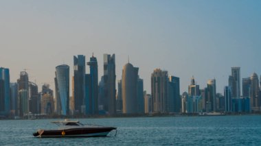 Gündoğumunda Batı Körfezi ve Doha Şehir Merkezi 'nin ufuk çizgisi, Katar. Yüksek kalite fotoğraf