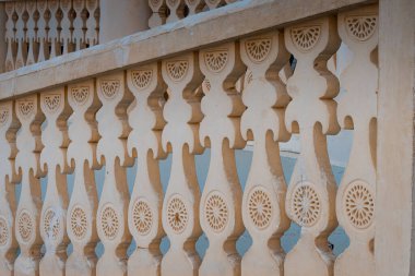 Doha, Katar - 10092024: Katar 'ın Doha şehrindeki geleneksel Arap pazarı Souq Waqif' in mimari detayları. Yüksek kalite fotoğraf