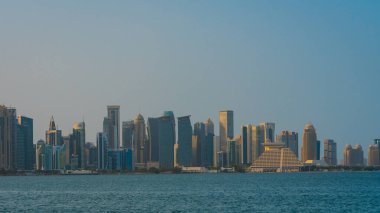 Gündoğumunda Batı Körfezi ve Doha Şehir Merkezi 'nin ufuk çizgisi, Katar. Yüksek kalite fotoğraf
