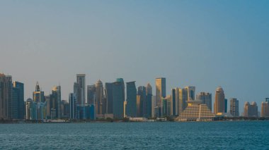 Gündoğumunda Batı Körfezi ve Doha Şehir Merkezi 'nin ufuk çizgisi, Katar. Yüksek kalite fotoğraf