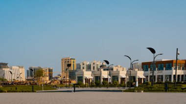Gündoğumunda Batı Körfezi ve Doha Şehir Merkezi 'nin ufuk çizgisi, Katar. Yüksek kalite fotoğraf