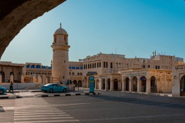 Doha, Katar - 10092024: Katar 'ın Doha şehrindeki geleneksel Arap pazarı Souq Waqif' in mimari detayları. Yüksek kalite fotoğraf