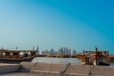 Gündoğumunda Batı Körfezi ve Doha Şehir Merkezi 'nin ufuk çizgisi, Katar. Yüksek kalite fotoğraf