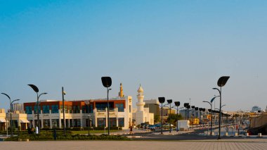 Gündoğumunda Batı Körfezi ve Doha Şehir Merkezi 'nin ufuk çizgisi, Katar. Yüksek kalite fotoğraf