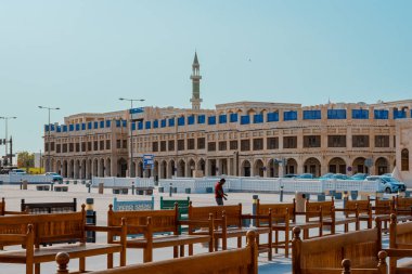 Doha, Katar - 10092024: Katar 'ın Doha şehrindeki geleneksel Arap pazarı Souq Waqif' in mimari detayları. Yüksek kalite fotoğraf