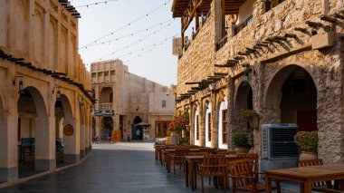 Doha, Katar - 10092024: Katar 'ın Doha şehrindeki geleneksel Arap pazarı Souq Waqif' in mimari detayları. Yüksek kalite fotoğraf