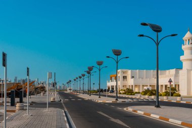 Gündoğumunda Batı Körfezi ve Doha Şehir Merkezi 'nin ufuk çizgisi, Katar. Yüksek kalite fotoğraf