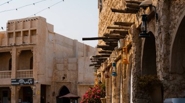 Doha, Katar - 10092024: Katar 'ın Doha şehrindeki geleneksel Arap pazarı Souq Waqif' in mimari detayları. Yüksek kalite fotoğraf