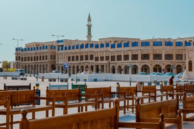 Doha, Katar - 10092024: Katar 'ın Doha şehrindeki geleneksel Arap pazarı Souq Waqif' in mimari detayları. Yüksek kalite fotoğraf