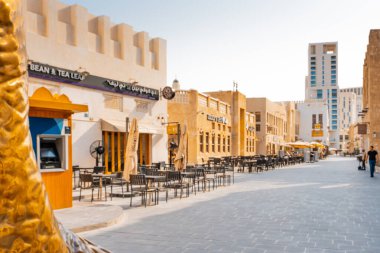 Doha, Katar - 10092024: Katar 'ın Doha şehrindeki geleneksel Arap pazarı Souq Waqif' in mimari detayları. Yüksek kalite fotoğraf