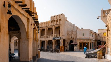 Doha, Katar - 10092024: Katar 'ın Doha şehrindeki geleneksel Arap pazarı Souq Waqif' in mimari detayları. Yüksek kalite fotoğraf