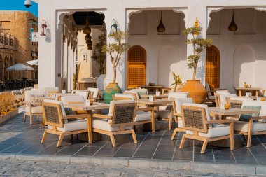 Doha, Katar - 10092024: Katar 'ın Doha şehrindeki geleneksel Arap pazarı Souq Waqif' in mimari detayları. Yüksek kalite fotoğraf
