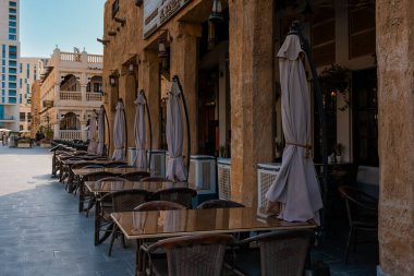 Doha, Katar - 10092024: Katar 'ın Doha şehrindeki geleneksel Arap pazarı Souq Waqif' in mimari detayları. Yüksek kalite fotoğraf